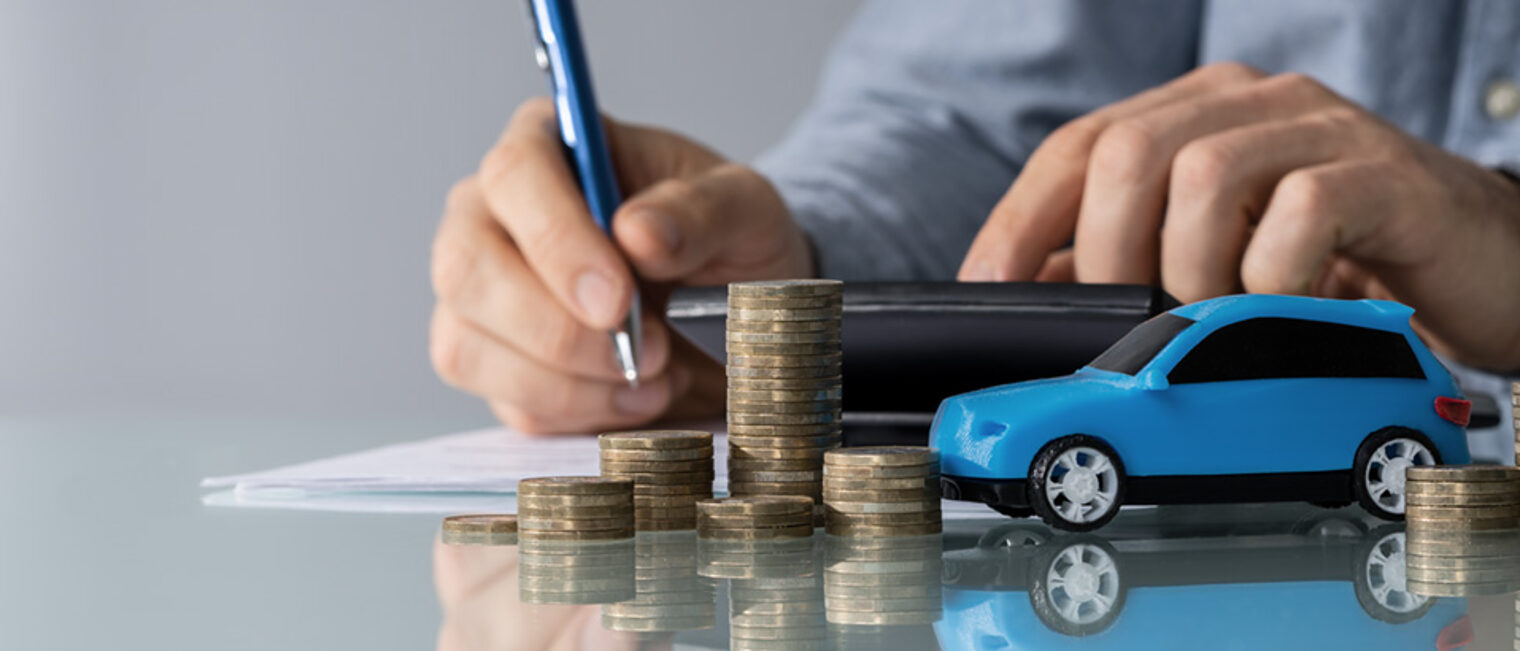 Blue Toy Car In Front Of Businessman Calculating Loan Schlagwort(e): tax, money, save, coins, expense, finance, car, insurance, bill, loan, writing, cost, documents, calculation, businessman, toy, accountant, check, budget, service